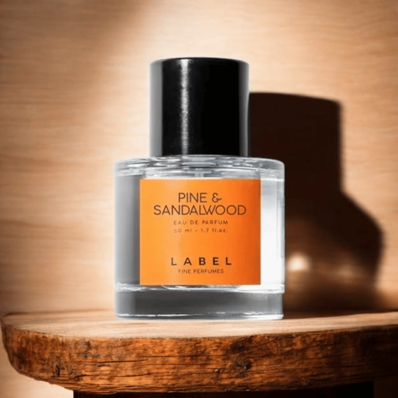 Label Pine & Sandalwood EDP là một tác phẩm mùi hương đầy mê hoặc, kết hợp tinh tế giữa sự tươi mát và ấm áp của gỗ thông và đàn hương